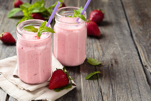 Erdbeer-Kokosjoghurt-Smoothie mit Minze Strawberry Coconut Yoghurt Smoothie with Mint